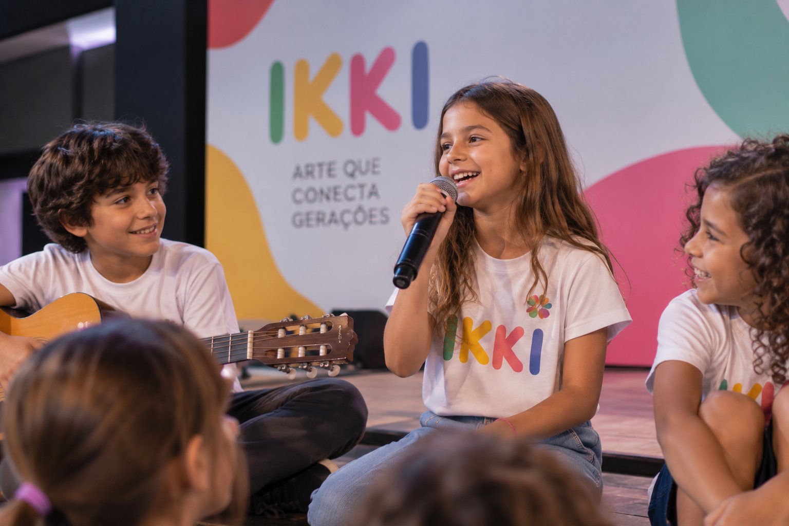 A energia vibrante do Festival IKKI: crianças celebrando ideias, música e descobertas.